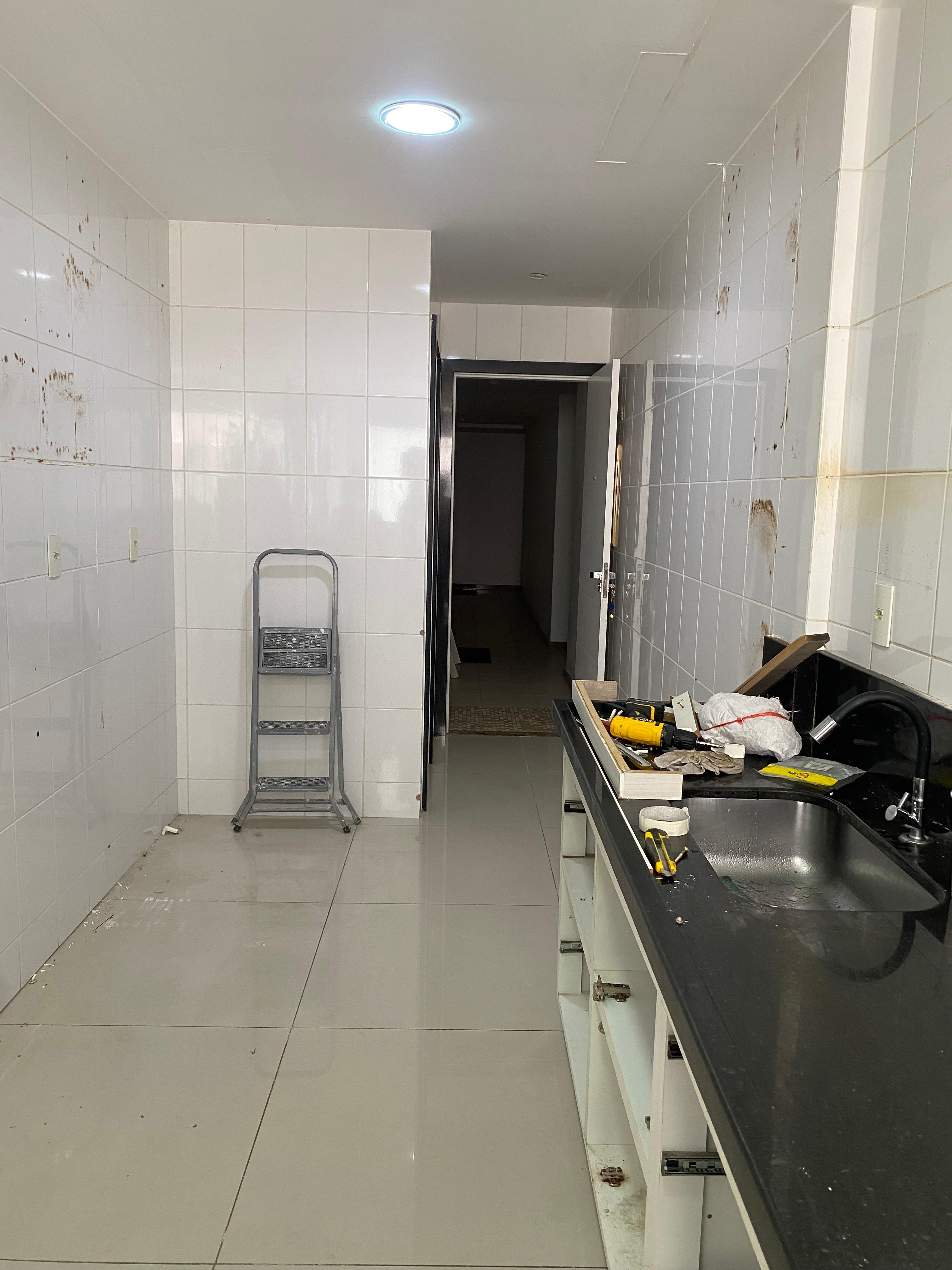 Cozinha antes da reforma conduzida pela JWB Engenharia